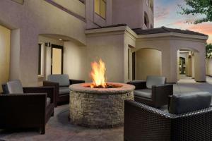 Χώρος καθιστικού στο Courtyard By Marriott Salinas Monterey
