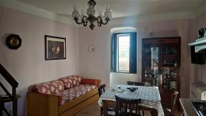 a living room with a couch and a table at Silvio's Home in Terradura