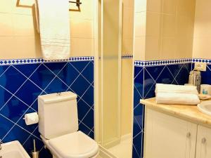 a bathroom with a toilet and a sink at Villetta con piscina e ampio giardino in Stintino +46 photos