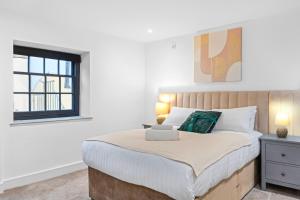 ein Schlafzimmer mit großem Bett und Fenster in der Unterkunft Luxury 2-Bed Apartment with Parking & Terrace in Nottingham