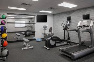 Fitness centrum a/nebo fitness zařízení v ubytování Courtyard Philadelphia Valley Forge / King of Prussia