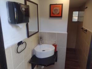 un bagno con lavandino e specchio di Aldea Xochi cabañas a Chiconcuac Altre 20 foto