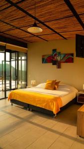 Una cama o camas en una habitación de Sasaima Chalet Turei (G7)