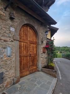 a wooden door on the side of a stone building at Cascina del Pozzo in Palazzago