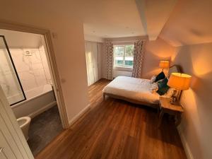 Postel nebo postele na pokoji v ubytování The Old Coach House