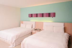 Tempat tidur dalam kamar di i-Deal Hotel