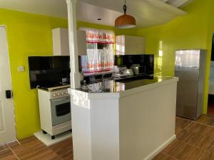Kuchyň nebo kuchyňský kout v ubytování Simon says Grand View Villa