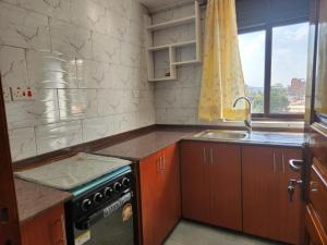 Kuchyň nebo kuchyňský kout v ubytování EQUATOR SUITES -KAMPALA -Ivory Mall -Bunga Gaba Road