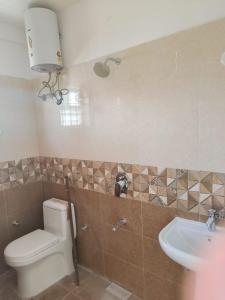 een badkamer met toilet en wastafel bij Sk Residency in Bangalore +21 foto's