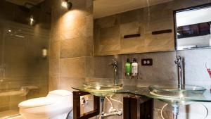 Koupelna v ubytování Hotel Rosario de Mar by Tequendama + 37 fotografií