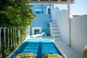 - une petite piscine avec une chaise dans une maison dans l'établissement Mandarin Greek Traditional Home, à Rhodes