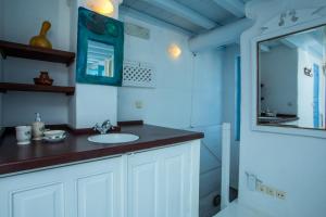 une salle de bain avec un lavabo et un miroir dans l'établissement Mandarin Greek Traditional Home, à Rhodes 26 autres photos