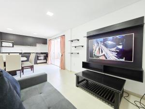 ボンビーニャスにあるResidencial La Rosaditaの大型薄型テレビのあるリビングルーム