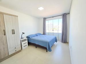 ボンビーニャスにあるResidencial La Rosaditaの青いベッドと窓のある寝室 +56枚の写真