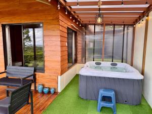 a room with a large hot tub in a house at Vista Lapas Cottage in Guayabal