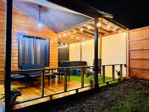 a house with a balcony with a dining table at Vista Lapas Cottage in Guayabal