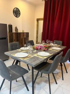 Khu vực ghế ngồi tại Nayuha Buildings Apt B2