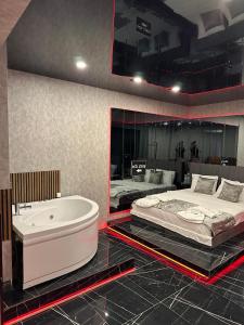 Mrt Suites Lara客房内的一张或多张床位