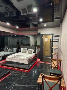 Mrt Suites Lara客房内的一张或多张床位