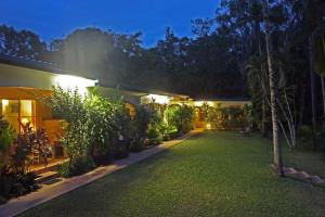 Um jardim no exterior de Villa Marine Holiday Apartments Cairns