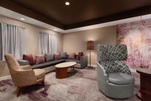 ein Wohnzimmer mit einer Couch und einem Sessel in der Unterkunft Courtyard by Marriott Topeka in Topeka