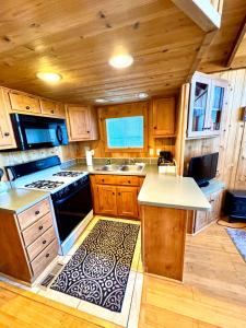 una cucina con mobili in legno e un forno a piano cottura di Avila Pismo RV Resort & Campground a San Luis Obispo