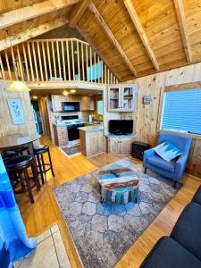 un soggiorno con un divano e un tavolo di Avila Pismo RV Resort & Campground a San Luis Obispo