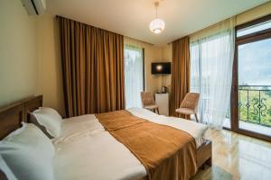 Rúm í herbergi á Hotel Khulo lnn