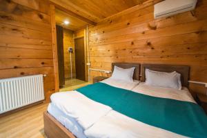 Rúm í herbergi á Hotel Khulo lnn