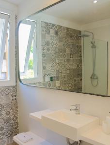 une salle de bain avec un lavabo et un miroir dans l'établissement Grand Maná, à Las Gaviotas