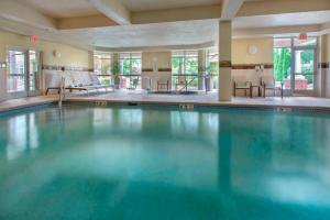 Bazén v ubytování Courtyard by Marriott Basking Ridge nebo v jeho okolí