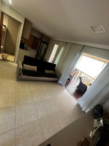 タマンダレーにあるFlat Club Meridional Praia dos Carneiros- Tamandaré/PE.のソファと窓のあるリビングルーム