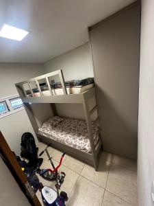 タマンダレーにあるFlat Club Meridional Praia dos Carneiros- Tamandaré/PE.の二段ベッドが2つある小さな部屋 +2枚の写真