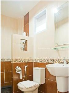 een badkamer met toilet en wastafel bij Color Ville Hotel SHA Certified in Sakon Nakhon