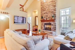Χώρος καθιστικού στο Boulder Lake Access Townhome with Deck!