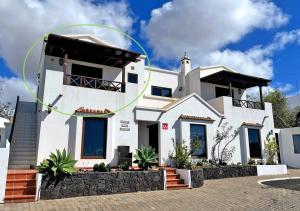 a white house with a green circle around it at Apartamento Arriba, Casa-la-Costa in La Costa