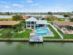 una vista aérea de una casa con piscina en Infinity & Beyond Lake Front, en Cabo Coral