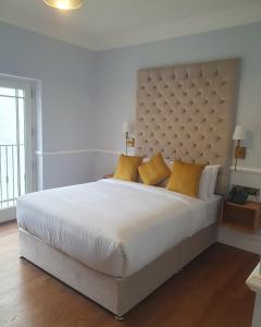 Een bed of bedden in een kamer bij Sweeney's Hotel 2020 Limited