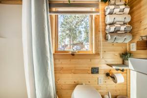 Vannituba majutusasutuses Luxury Glamping Tiny Haven, Firepit & Grill +21 fotot