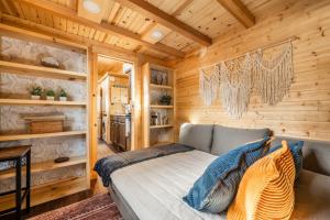 Istumisnurk majutusasutuses Luxury Glamping Tiny Haven, Firepit & Grill