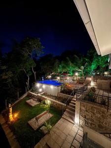 un cortile di notte con luci sull'erba di ROCCA Villa Boutique a Lençóis