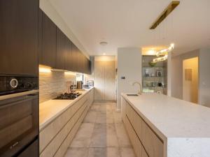 Dapur atau dapur kecil di Modern 5BR with Pool Scenic Views and Private Cinema