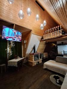 TV a/nebo společenská místnost v ubytování Koka namiņš "Pasaka"