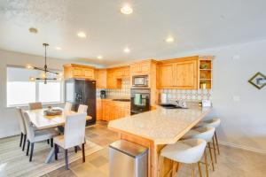 eine Küche mit Holzschränken und einem Tisch und Stühlen in der Unterkunft 6 Mi to Powder Mtn with Shuttle Cozy Eden Condo! in Eden