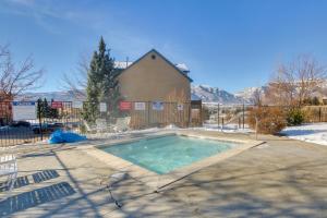 ein kleiner Pool vor einem Haus in der Unterkunft 6 Mi to Powder Mtn with Shuttle Cozy Eden Condo! in Eden