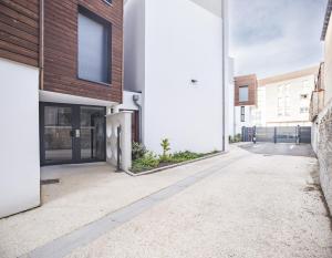 an empty alley between two buildings at Le Cocon de l'Artiste - moderne, artistique et cosy ! in Troyes