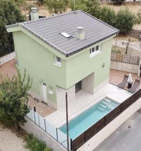 an aerial view of a house with a swimming pool at El huerto de la Dominga in Segovia