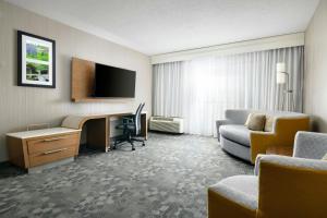 TV a/nebo společenská místnost v ubytování Courtyard by Marriott Concord