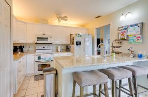 Weeki Wachee River Home on Main River by Park! 주방 또는 간이 주방