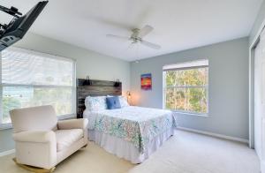 Weeki Wachee River Home on Main River by Park! 객실 침대